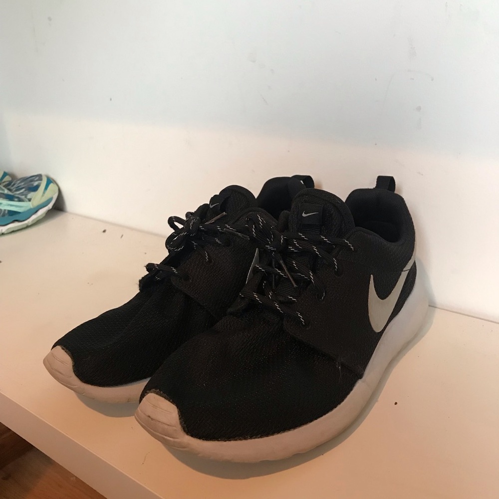 Tennis shoes